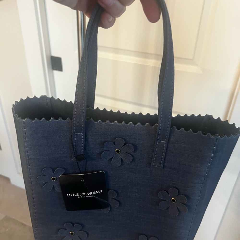 Elegant Blue Scalloped Handbag with Embroidered Design